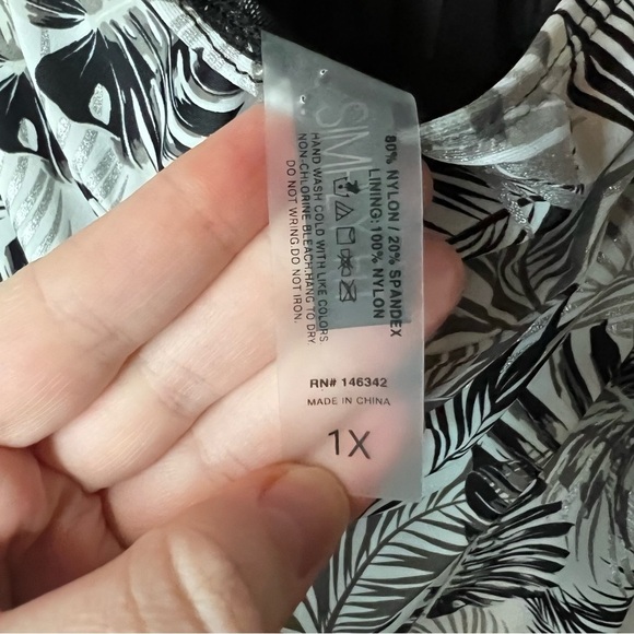 Women’s Simply Fit black and white banana leaf printed one piece swim suit 1X - Picture 9 of 9